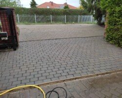 Mycie kostki brukowej, ogrodzeń i elewacji
